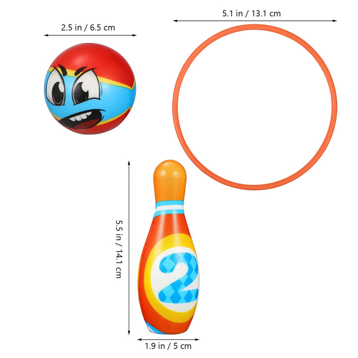 "Kinderen spelen met kleurrijke bowling set met genummerde kegels en ballen voor educatief plezier binnen en buiten."