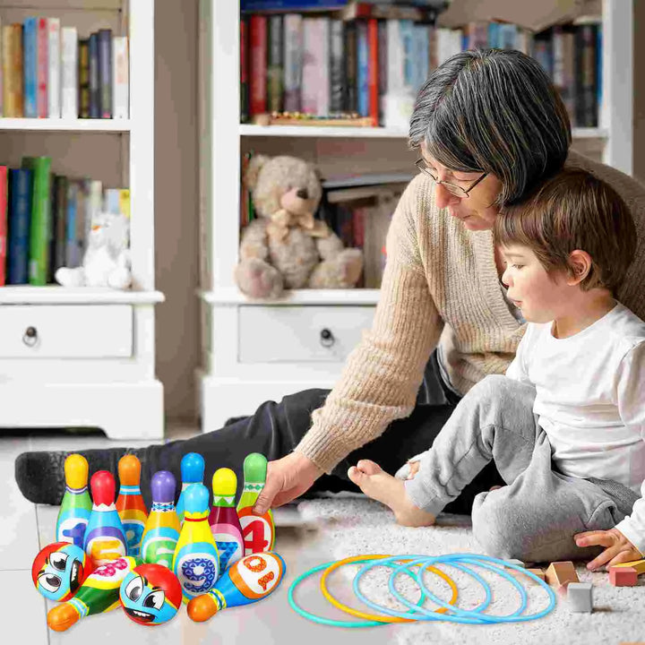 "Kinderen spelen met kleurrijke bowling set met genummerde kegels en ballen voor educatief plezier binnen en buiten."