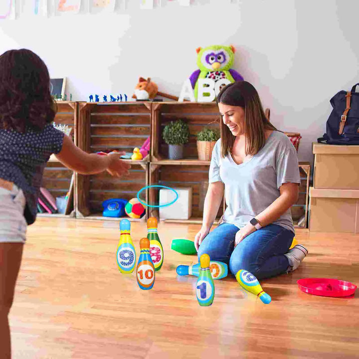 "Kinderen spelen met kleurrijke bowling set met genummerde kegels en ballen voor educatief plezier binnen en buiten."