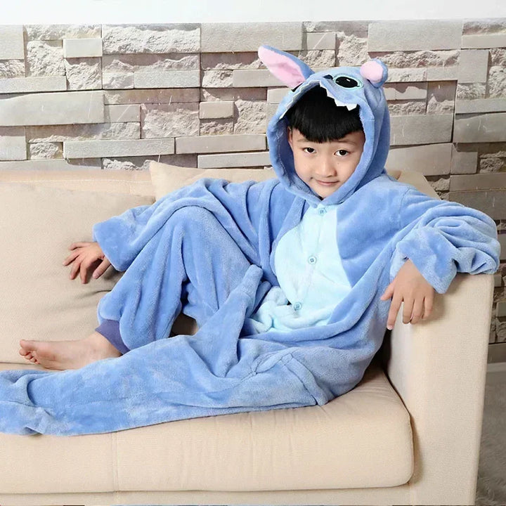 "Kinderen Stitch onesie, zachte nachtmode met capuchon en oren, ademend polyester in speels Disney design."