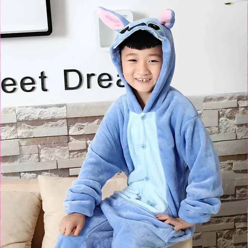 "Kinderen Stitch onesie, zachte nachtmode met capuchon en oren, ademend polyester in speels Disney design."