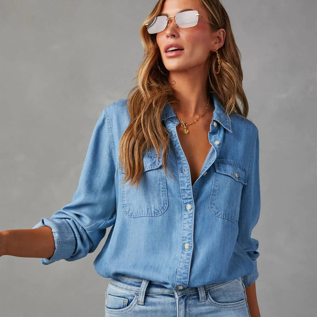 "Klassiek dames jeanshemd in denim, tijdloos design, medium blauwe kleur, stevige katoen, veelzijdig en stijlvol."