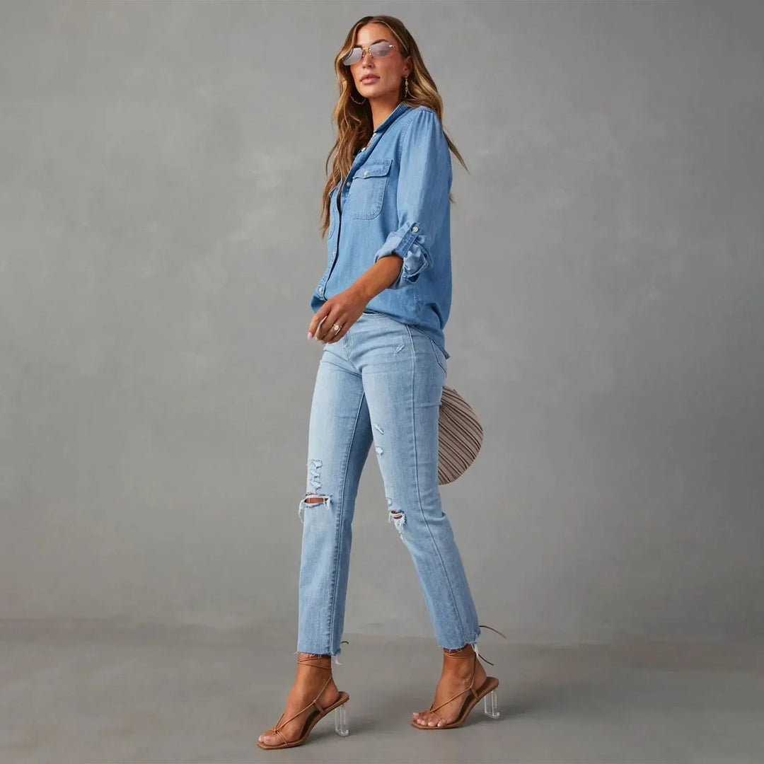 "Klassiek dames jeanshemd in denim, tijdloos design, medium blauwe kleur, stevige katoen, veelzijdig en stijlvol."