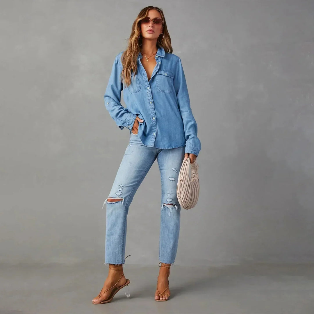 "Klassiek dames jeanshemd in denim, tijdloos design, medium blauwe kleur, stevige katoen, veelzijdig en stijlvol."