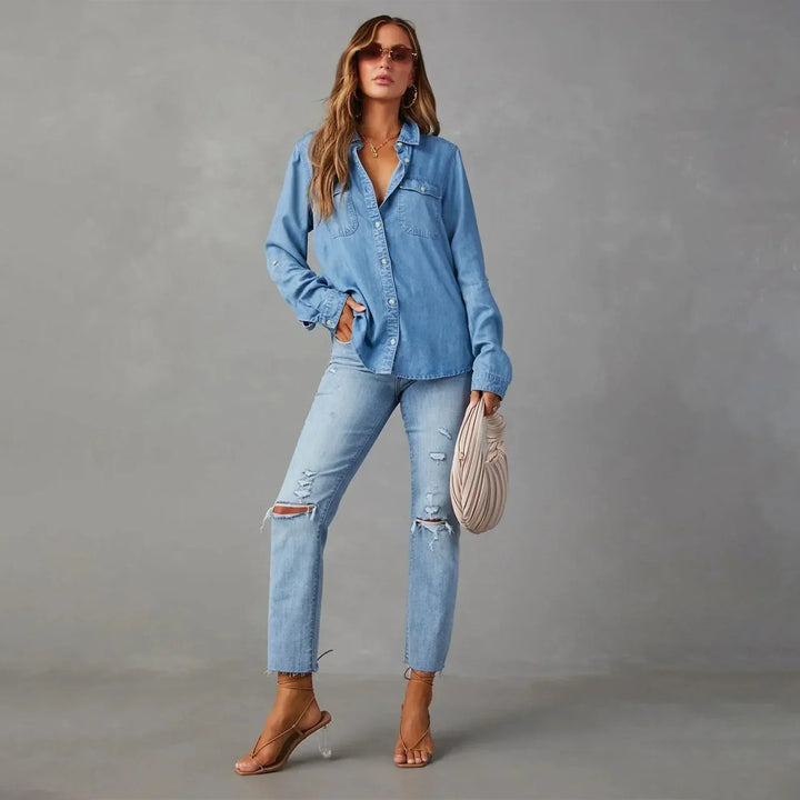"Klassiek dames jeanshemd in denim, tijdloos design, medium blauwe kleur, stevige katoen, veelzijdig en stijlvol."