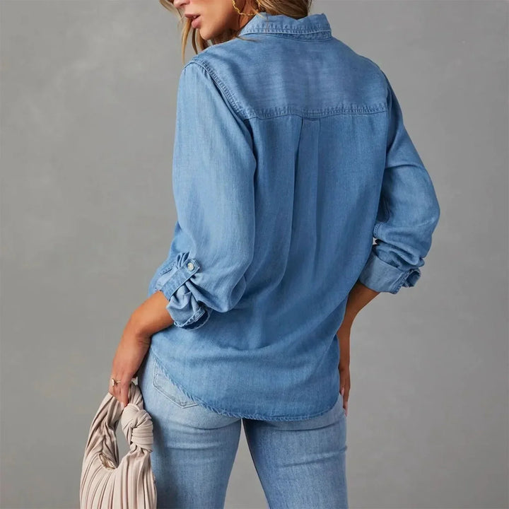 "Klassiek dames jeanshemd in denim, tijdloos design, medium blauwe kleur, stevige katoen, veelzijdig en stijlvol."