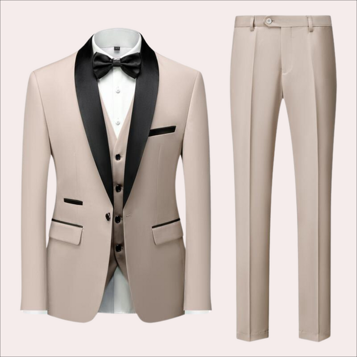 "Klassiek driedelig herenpak in zwart met satijnen revers, perfect voor zakelijke en formele gelegenheden, stijlvolle kleding