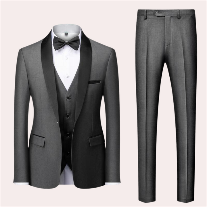 "Klassiek driedelig herenpak in zwart met satijnen revers, perfect voor zakelijke en formele gelegenheden, stijlvolle kleding