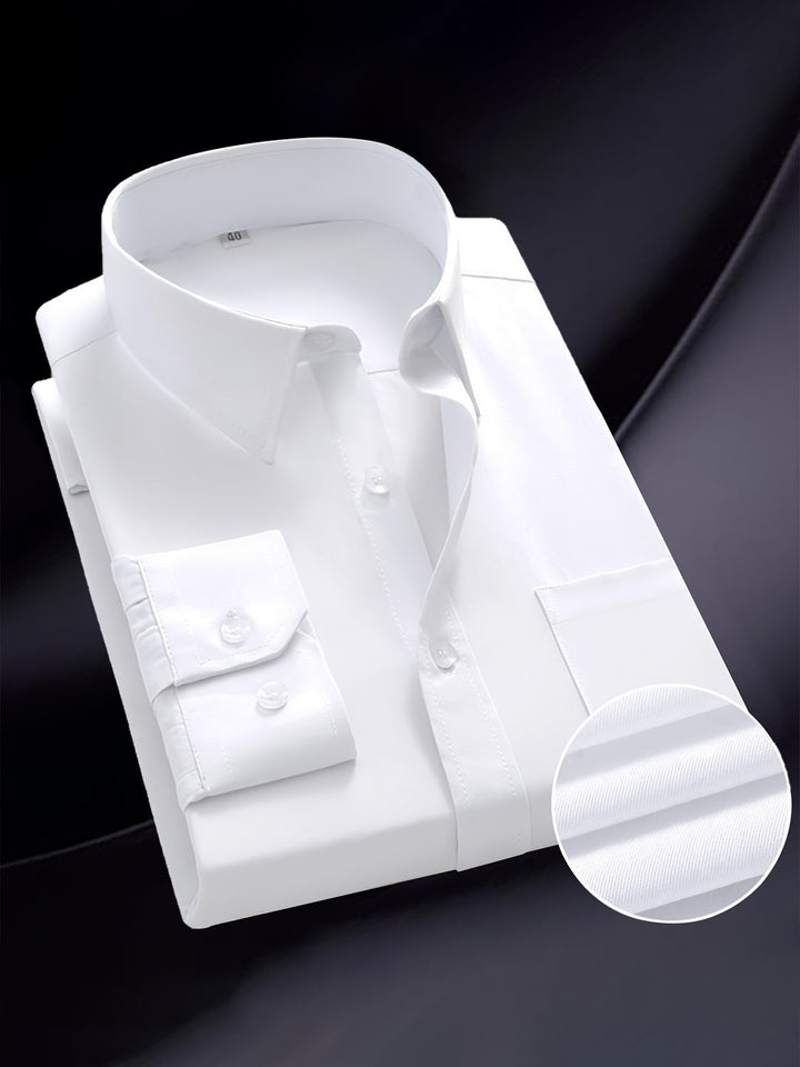 "Klassiek herenoverhemd van katoen-polyester met effen design, regular fit en reverskraag, ideaal voor formele gelegenheden."
