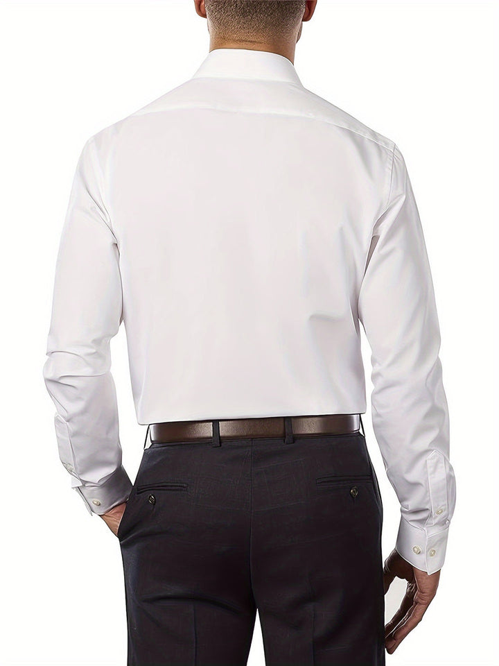 "Klassiek herenoverhemd van katoen-polyester met effen design, regular fit en reverskraag, ideaal voor formele gelegenheden."