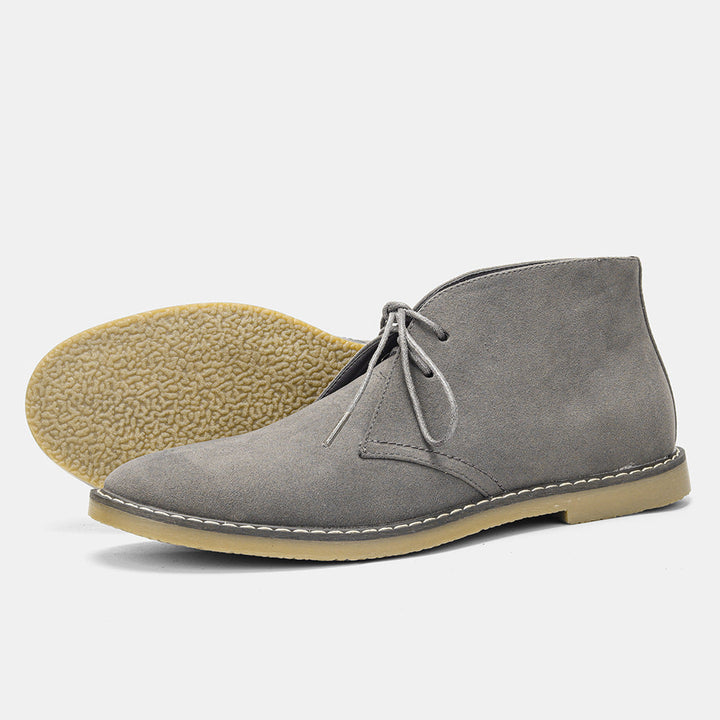 Klassieke desert boots voor heren in bruin suède, stijlvol en comfortabel met slipvaste zool, perfect voor elke gelegenheid.