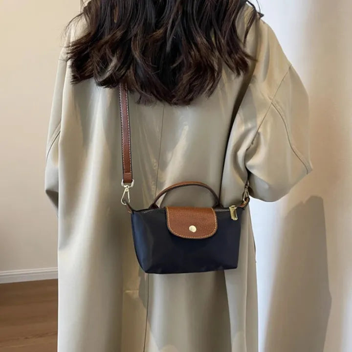 "Kleine elegante kruistas met verstelbare riem, compact design, geschikt voor elke outfit en gelegenheid, meerdere kleuren."