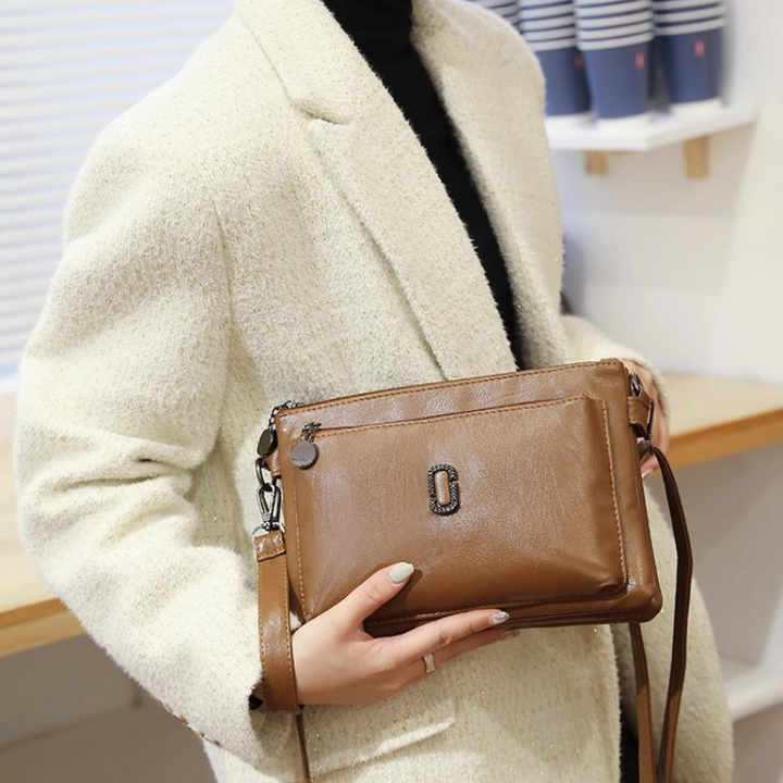 "Kleine leren schoudertas voor dames, elegante afwerking, luxe ontwerp met ruime compartimenten, duurzame materialen."