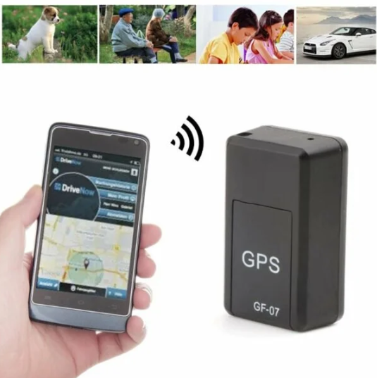 Kleine zwarte magnetische GPS-tracker, eenvoudig te monteren, biedt wereldwijd bereik zonder abonnement, ideaal voor voertuig