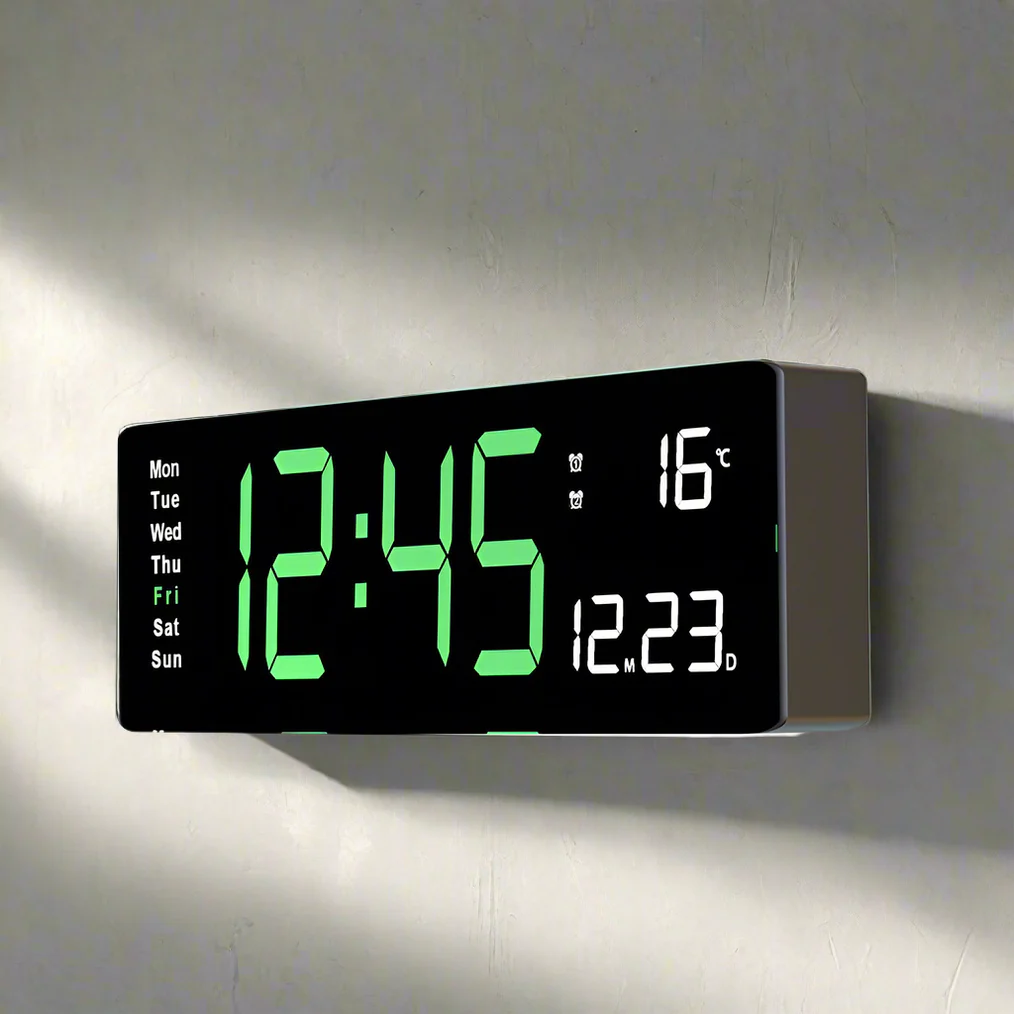 "Kleurrijke acryl digitale klok met helder LED-display, perfect voor elke kamer. USB oplaadbaar, past in modern interieur."