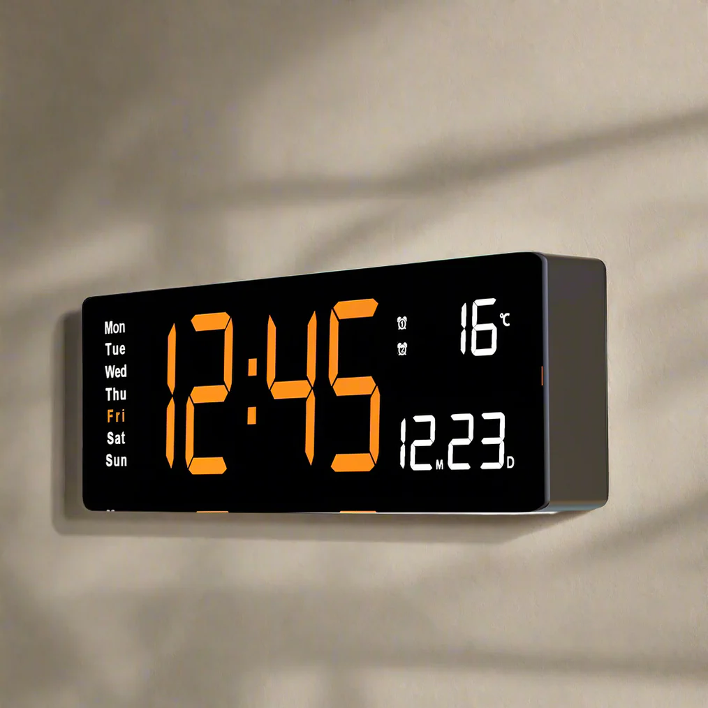 "Kleurrijke acryl digitale klok met helder LED-display, perfect voor elke kamer. USB oplaadbaar, past in modern interieur."