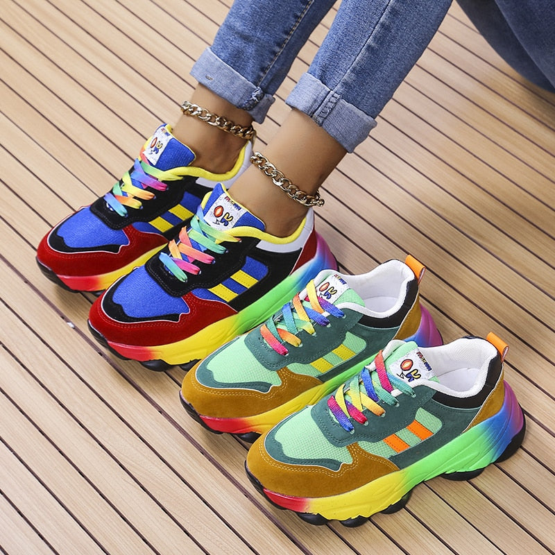 Kleurrijke dames sneakers met regenboogveters, unieke zool en mesh textuur, perfect voor een sportieve, stijlvolle look.