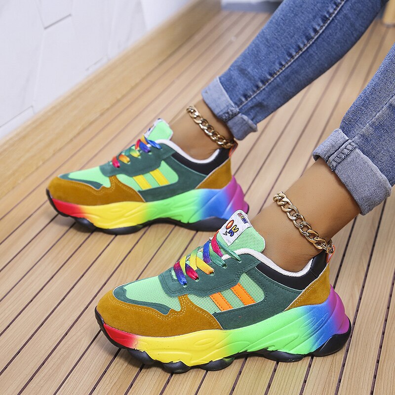 Kleurrijke dames sneakers met regenboogveters, unieke zool en mesh textuur, perfect voor een sportieve, stijlvolle look.