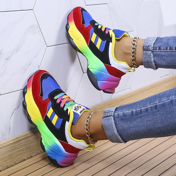 Kleurrijke dames sneakers met regenboogveters, unieke zool en mesh textuur, perfect voor een sportieve, stijlvolle look.