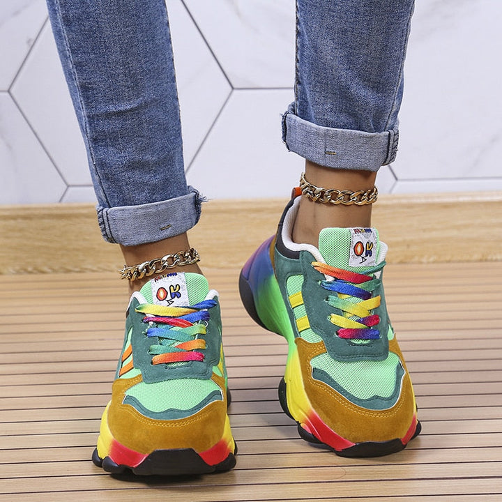 Kleurrijke dames sneakers met regenboogveters, unieke zool en mesh textuur, perfect voor een sportieve, stijlvolle look.
