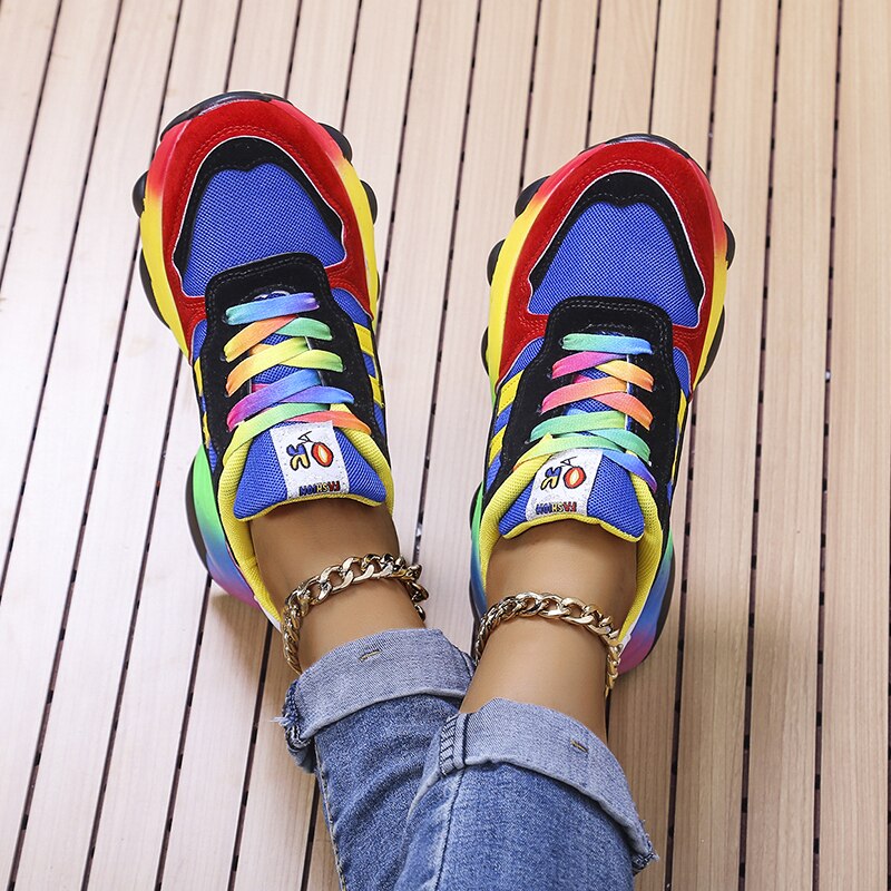 Kleurrijke dames sneakers met regenboogveters, unieke zool en mesh textuur, perfect voor een sportieve, stijlvolle look.