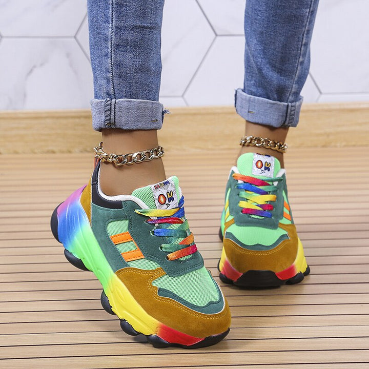 Kleurrijke dames sneakers met regenboogveters, unieke zool en mesh textuur, perfect voor een sportieve, stijlvolle look.