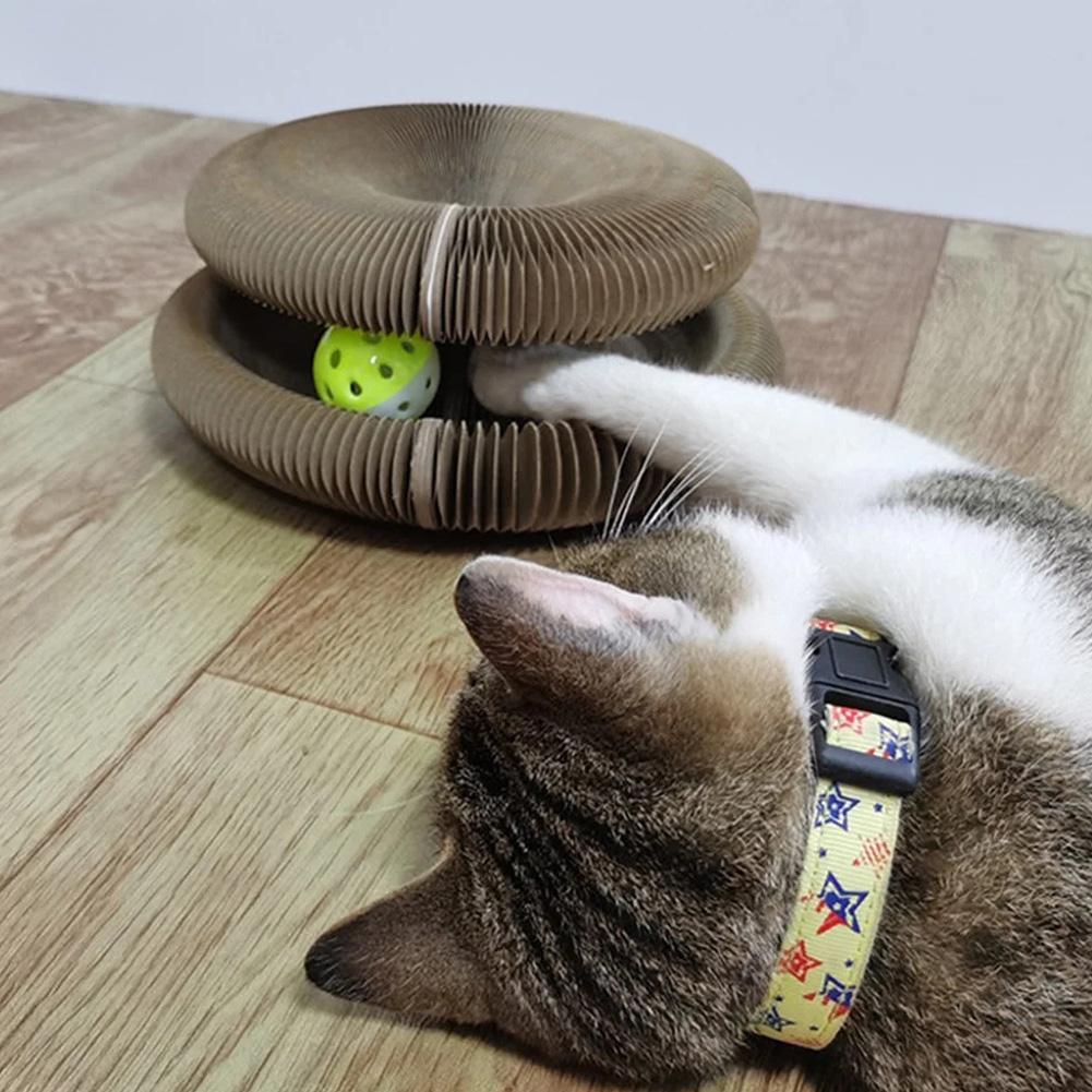 "Kleurrijke speeltunnel voor katten, gemaakt van duurzaam materiaal, stimuleert activiteit en nieuwsgierigheid."