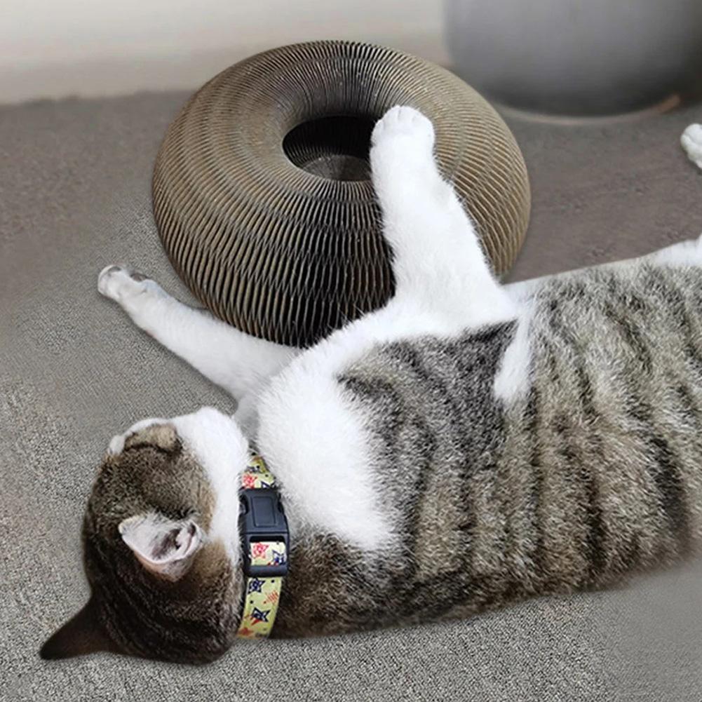 "Kleurrijke speeltunnel voor katten, gemaakt van duurzaam materiaal, stimuleert activiteit en nieuwsgierigheid."