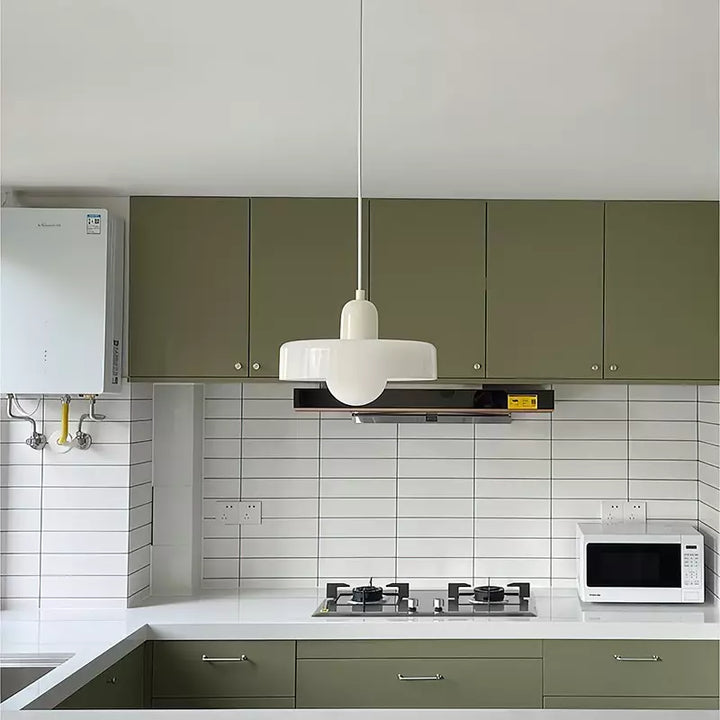 "Kleurrijke StiloGlas hanglamp met glas-in-lood details in Bauhaus-stijl, perfect voor stijlvolle en artistieke interieurs."