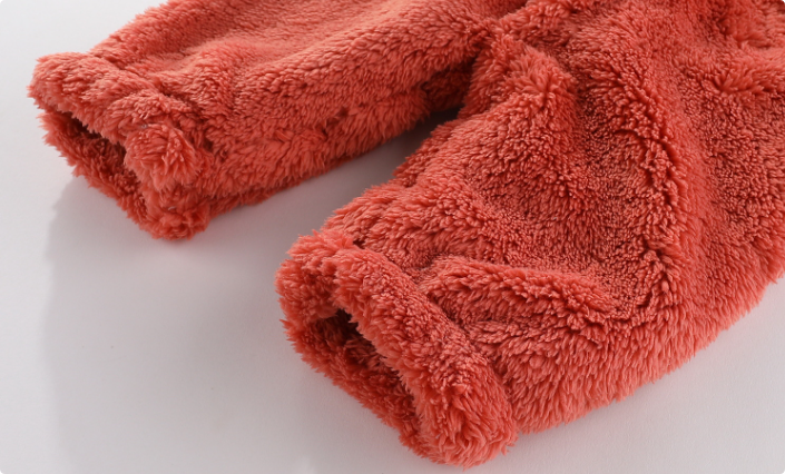 "Knusse baby fleece romper met capuchon, zacht en warm, perfect voor koude dagen, beschikbaar in verschillende kleuren."
