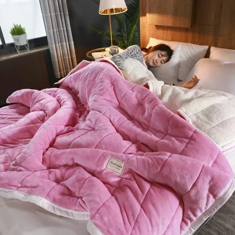 Koraal fleece deken met dikke flanel textuur, zacht en warm voor herfst en winter, beschikbaar in diverse kleuren.