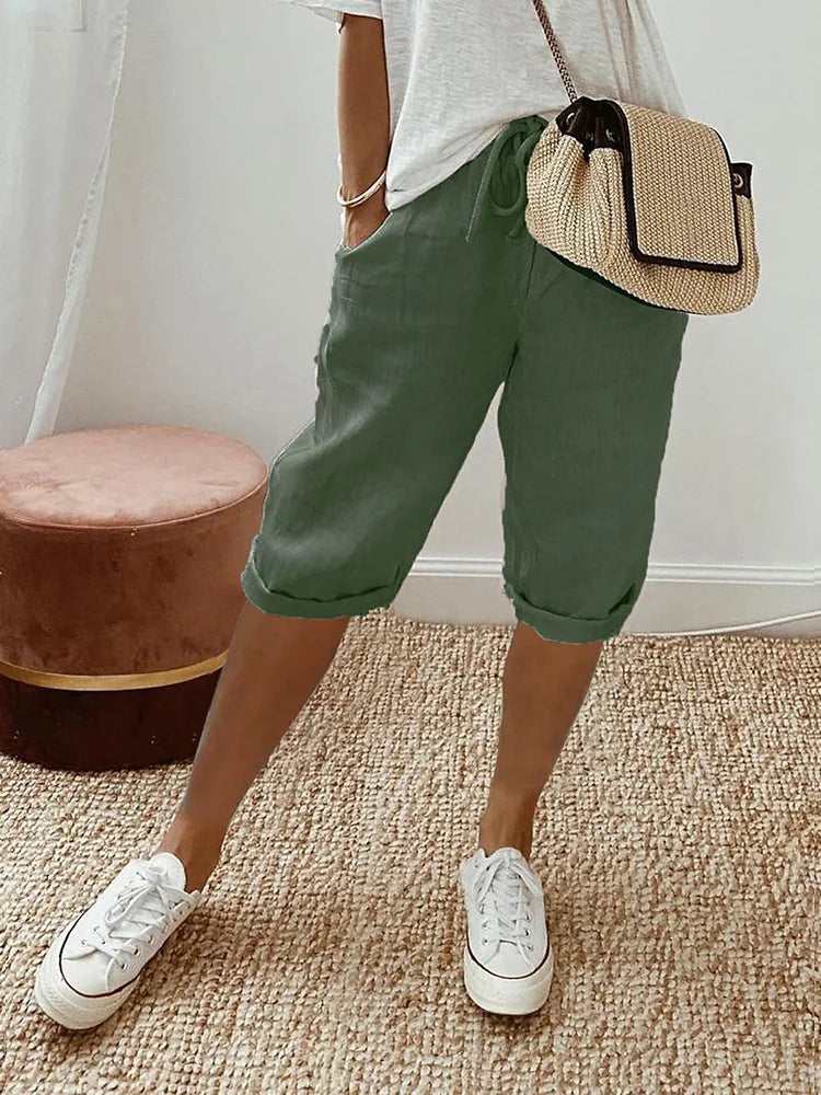 "Korte beige linnen zomerbroek dames, luchtige stof, eenvoudig ontwerp, ideaal voor warme dagen."