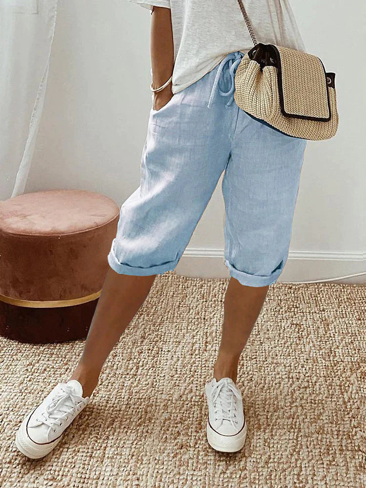 "Korte beige linnen zomerbroek dames, luchtige stof, eenvoudig ontwerp, ideaal voor warme dagen."
