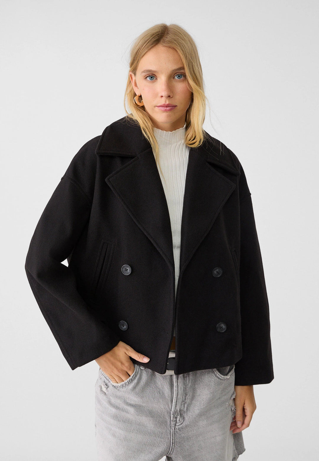 "Korte double-breasted jas, beige, regular fit, katoenmix, met knopen en zakken geschikt voor herfst- en wintermaanden."