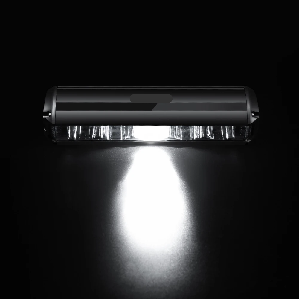 "Krachtige 1400 lumen fietslamp, zwarte behuizing, oplaadbaar, weerbestendig ontwerp voor optimale zichtbaarheid"