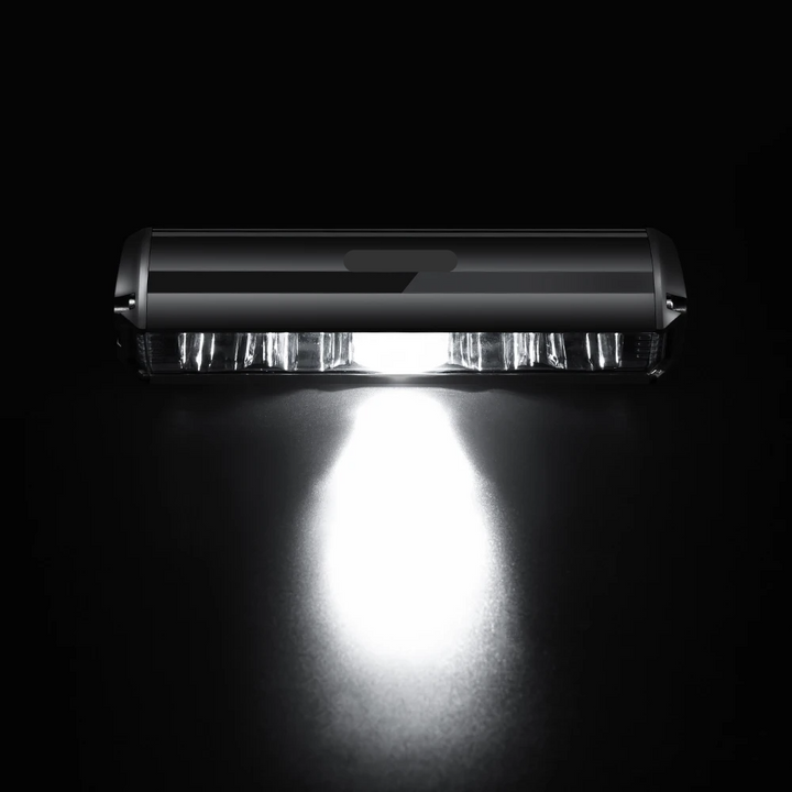 "Krachtige 1400 lumen fietslamp, zwarte behuizing, oplaadbaar, weerbestendig ontwerp voor optimale zichtbaarheid"