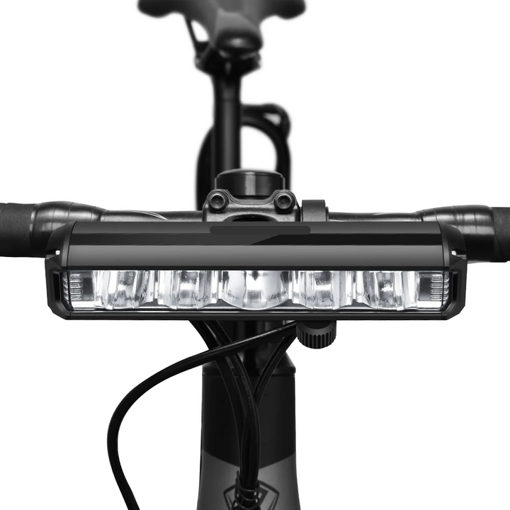 "Krachtige 1400 lumen fietslamp, zwarte behuizing, oplaadbaar, weerbestendig ontwerp voor optimale zichtbaarheid"