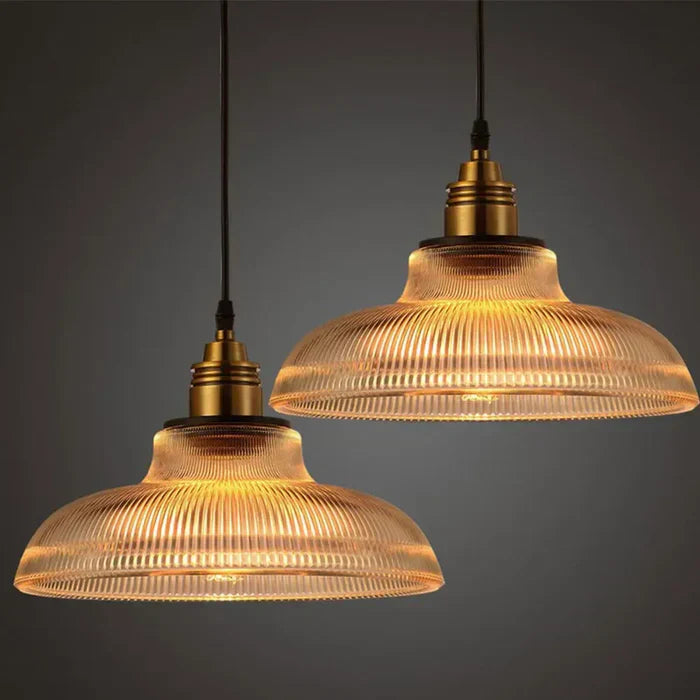 "Kristalheldere glazen hanglamp met amber gloed voor sfeervolle tuinverlichting, stralend en stijlvol ontwerp."