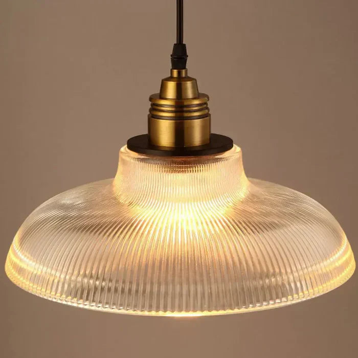 "Kristalheldere glazen hanglamp met amber gloed voor sfeervolle tuinverlichting, stralend en stijlvol ontwerp."
