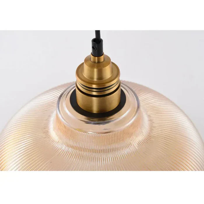 "Kristalheldere glazen hanglamp met amber gloed voor sfeervolle tuinverlichting, stralend en stijlvol ontwerp."
