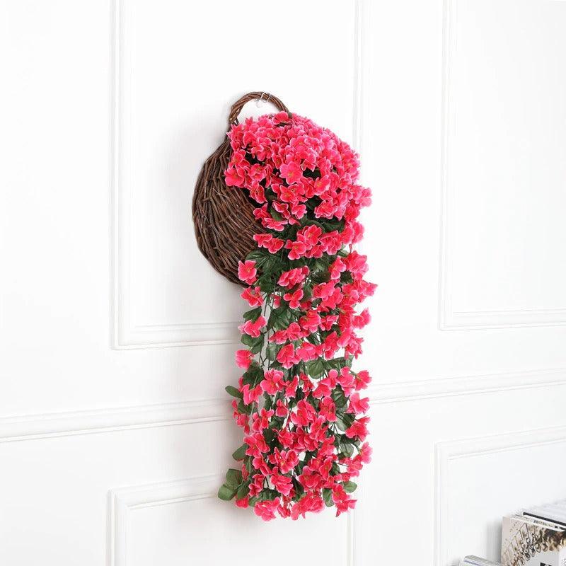 "Kunstmatige hangbloem in levendige kleuren, onderhoudsvrije decoratie voor woning of tuin, opgehangen tegen een muur."