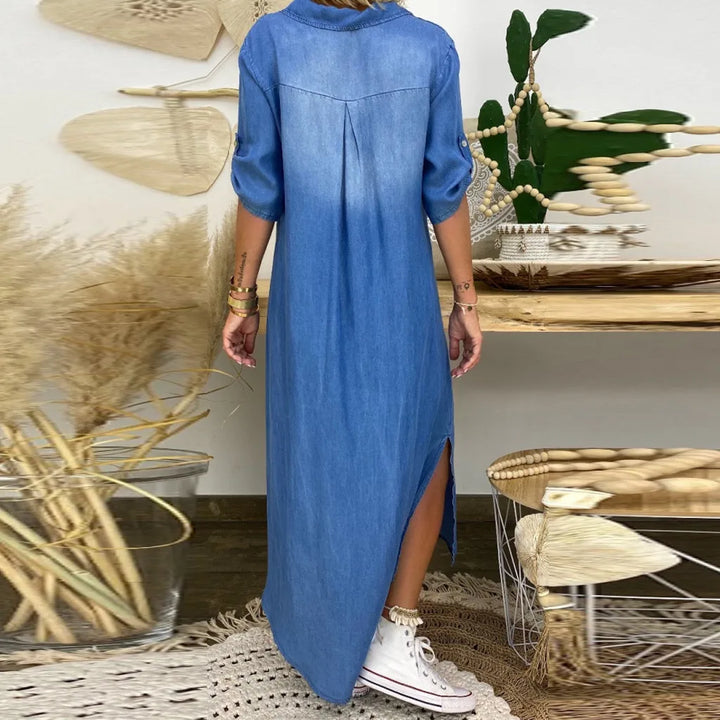 "Lange blauwe denim jurk voor dames met kraag en opgerolde mouwen, casual en comfortabel met stijlvolle zijsplitten."