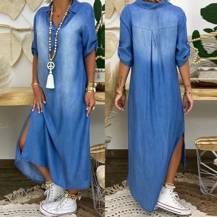 "Lange blauwe denim jurk voor dames met kraag en opgerolde mouwen, casual en comfortabel met stijlvolle zijsplitten."