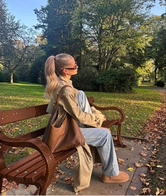 "Lange dames trenchcoat met klassieke knoopsluiting, beige kleur, relaxed fit, elegante uitstraling, verstelbare ceintuur."