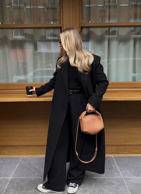 "Lange dames trenchcoat met klassieke knoopsluiting, beige kleur, relaxed fit, elegante uitstraling, verstelbare ceintuur."