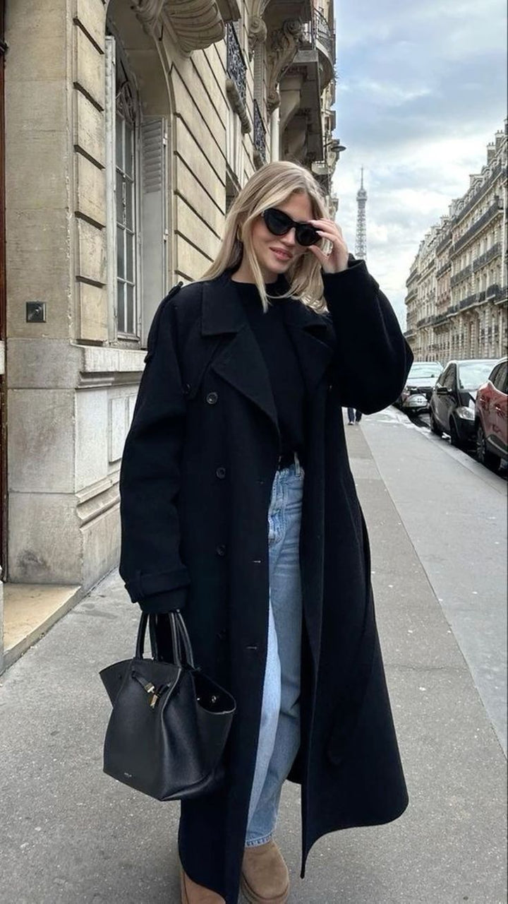 "Lange dames trenchcoat met klassieke knoopsluiting, beige kleur, relaxed fit, elegante uitstraling, verstelbare ceintuur."