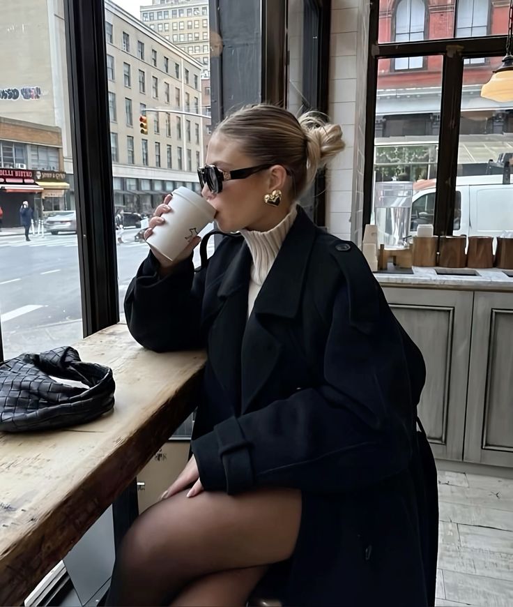 "Lange dames trenchcoat met klassieke knoopsluiting, beige kleur, relaxed fit, elegante uitstraling, verstelbare ceintuur."