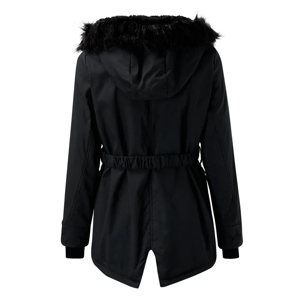 Lange dames winterjas met capuchon, gewatteerde stof en stevige rits, voor stijlvolle warmte en bescherming in de winter.