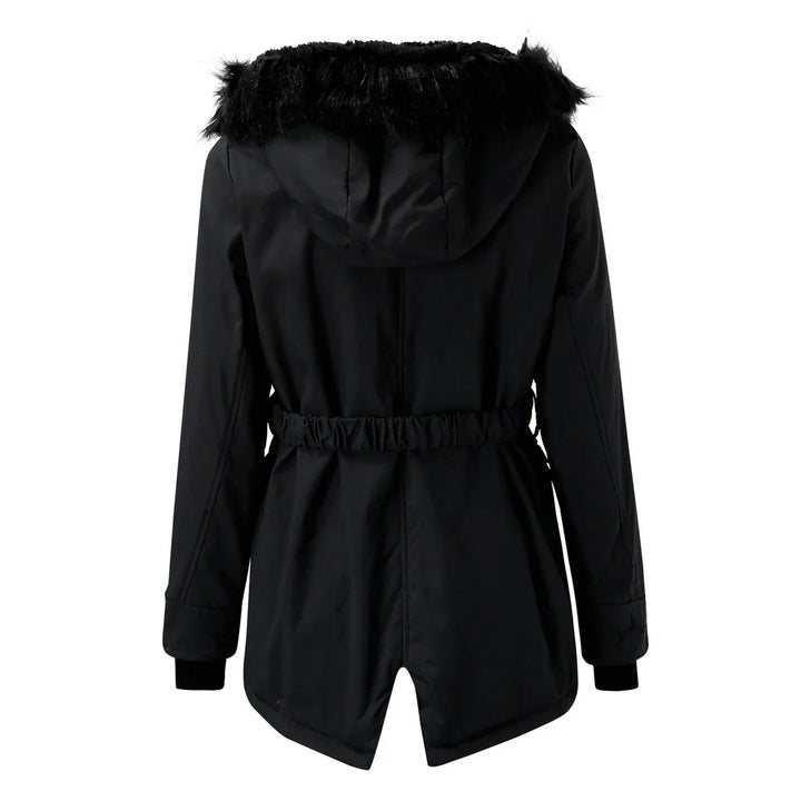 Lange dames winterjas met capuchon, gewatteerde stof en stevige rits, voor stijlvolle warmte en bescherming in de winter.