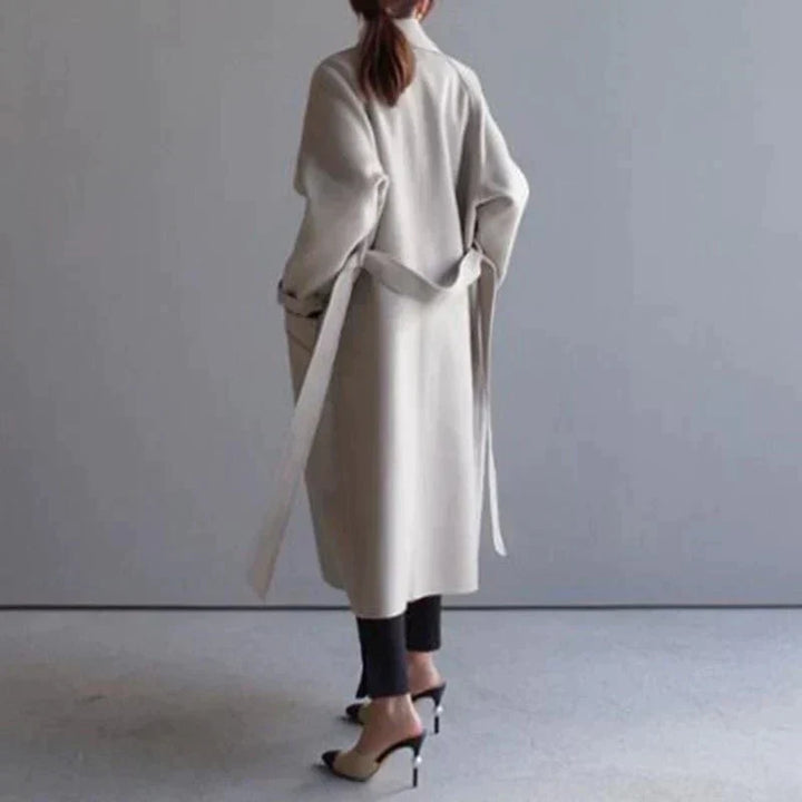 Lange dameskasjmieren trenchcoat, tijdloos elegant ontwerp, fijn geweven stof, luxe uitstraling, veelzijdig en chic.